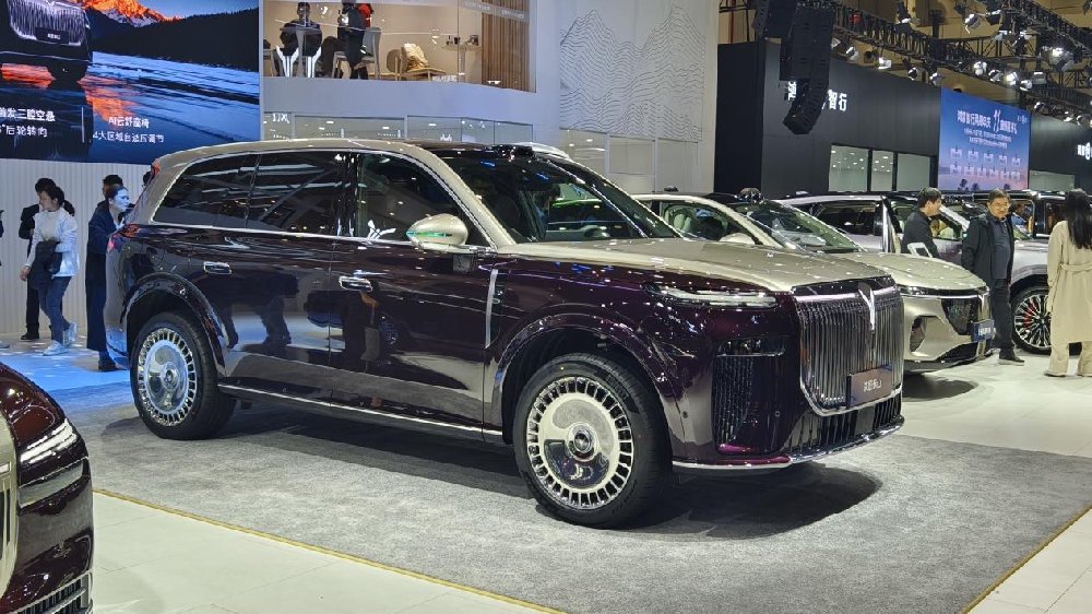 绝顶实力睥睨千峰，岚图泰山郑州国际车展首露真容