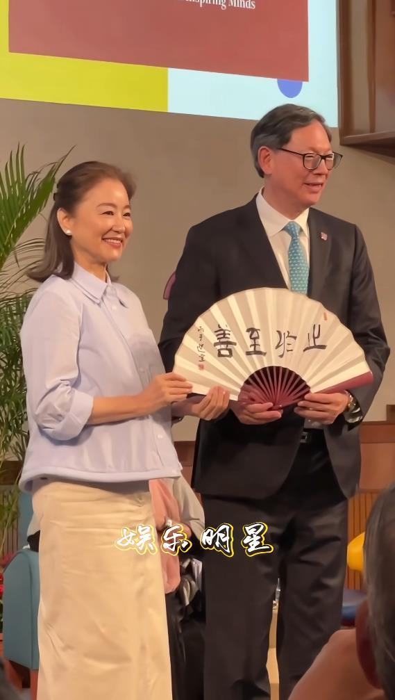 71岁林青霞现身香港中文大学，素颜白发出镜，看着苍老了许多