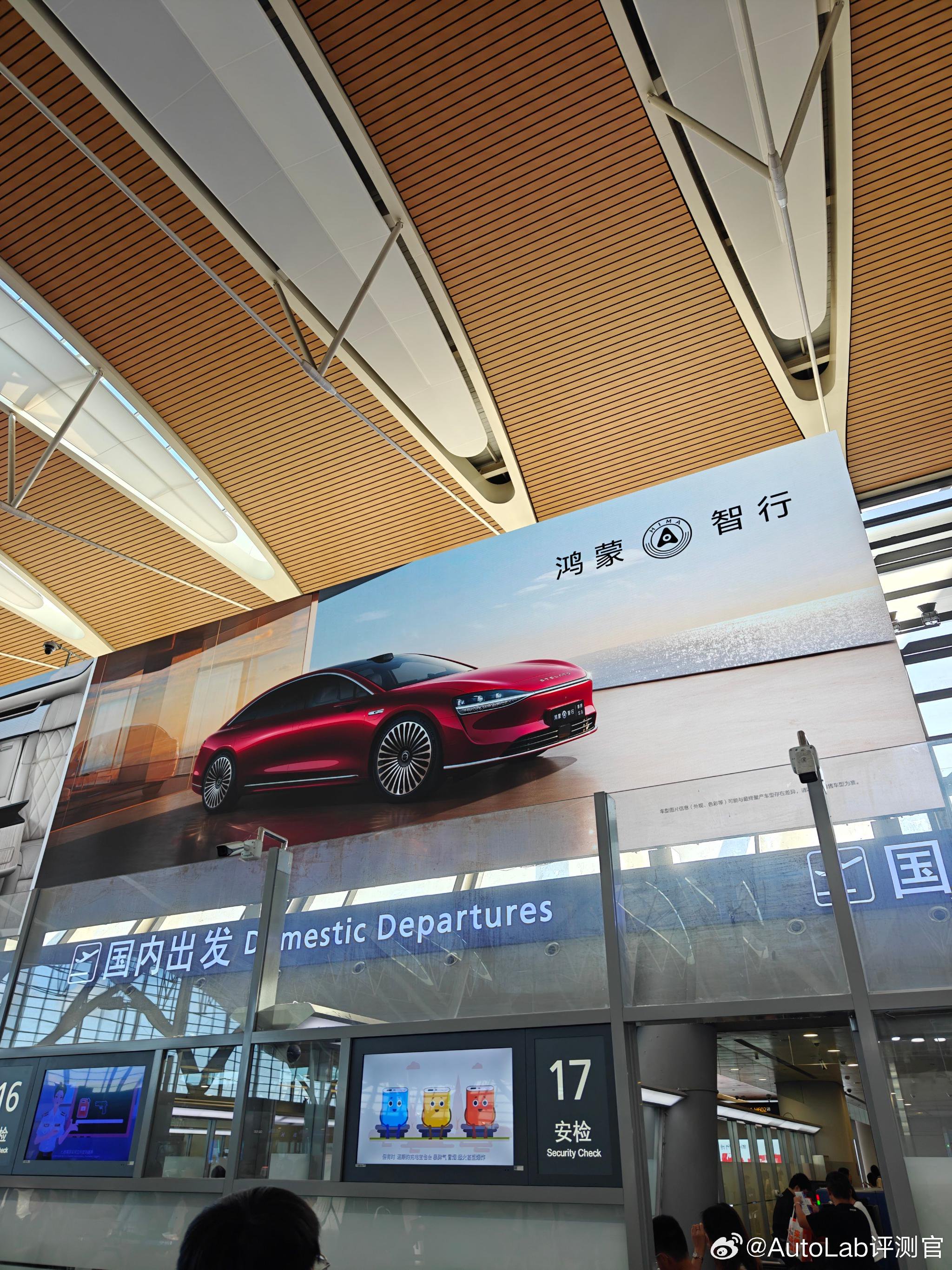 机场登机口，五个广告里四个是卖车的，还有一个卖制氧机，你们喜欢哪个？