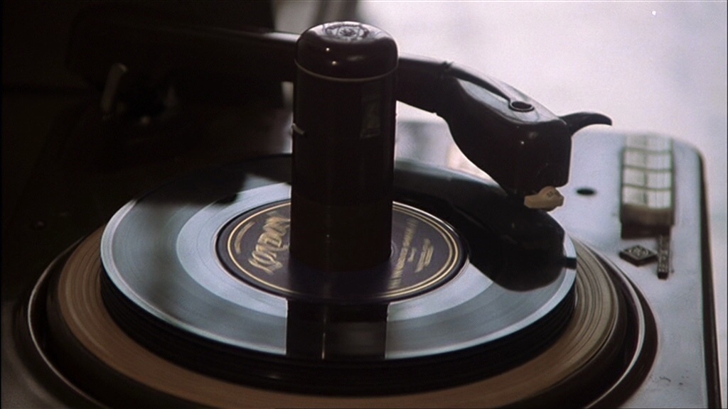 早安 你们一直抱怨这个地方，但是你们却没有勇气走出这里