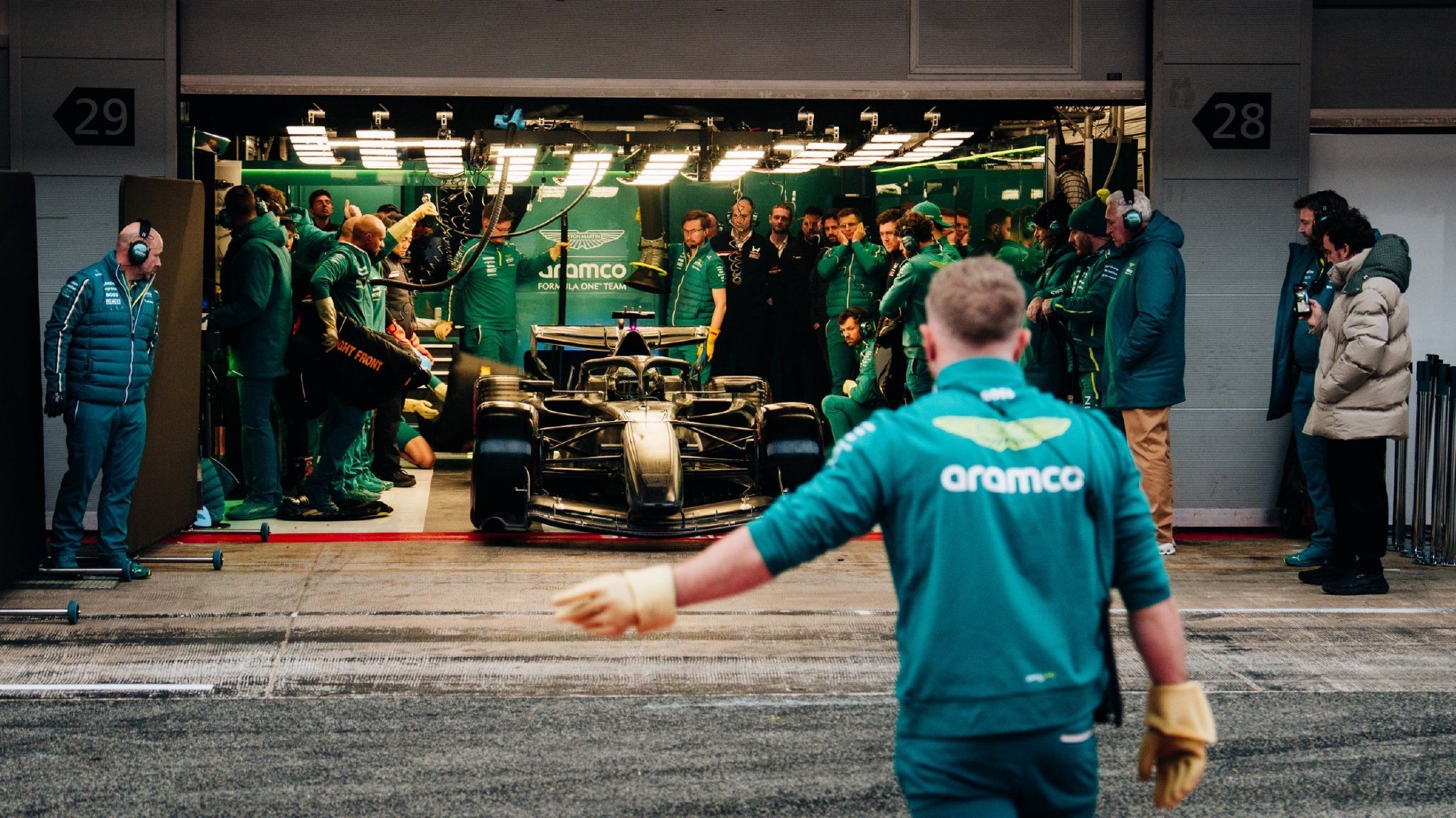 阿斯顿·马丁新车AMR26在周四测试最后一小时驶上赛道！