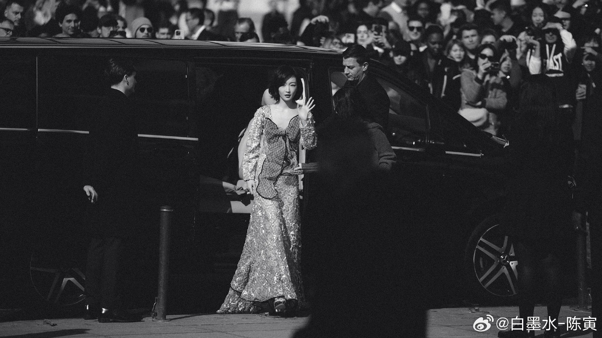 在巴黎时装周又一次拍到了周冬雨，那么高级的美