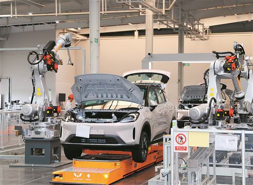 工业机器人组装新车