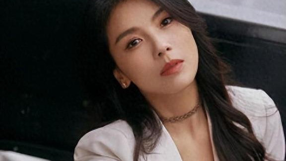 李小冉、刘涛、梅婷各有各的美！这些中年女星性感起来能迷死人