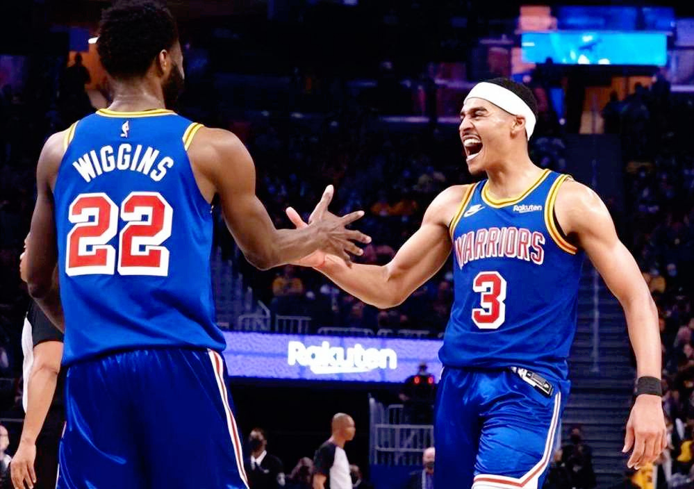 勇士王朝再起波澜库里三分神技助球队逆转取胜