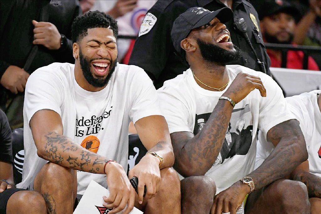 NBA直播詹姆斯赛场表现惊艳全场球迷见证传奇时刻