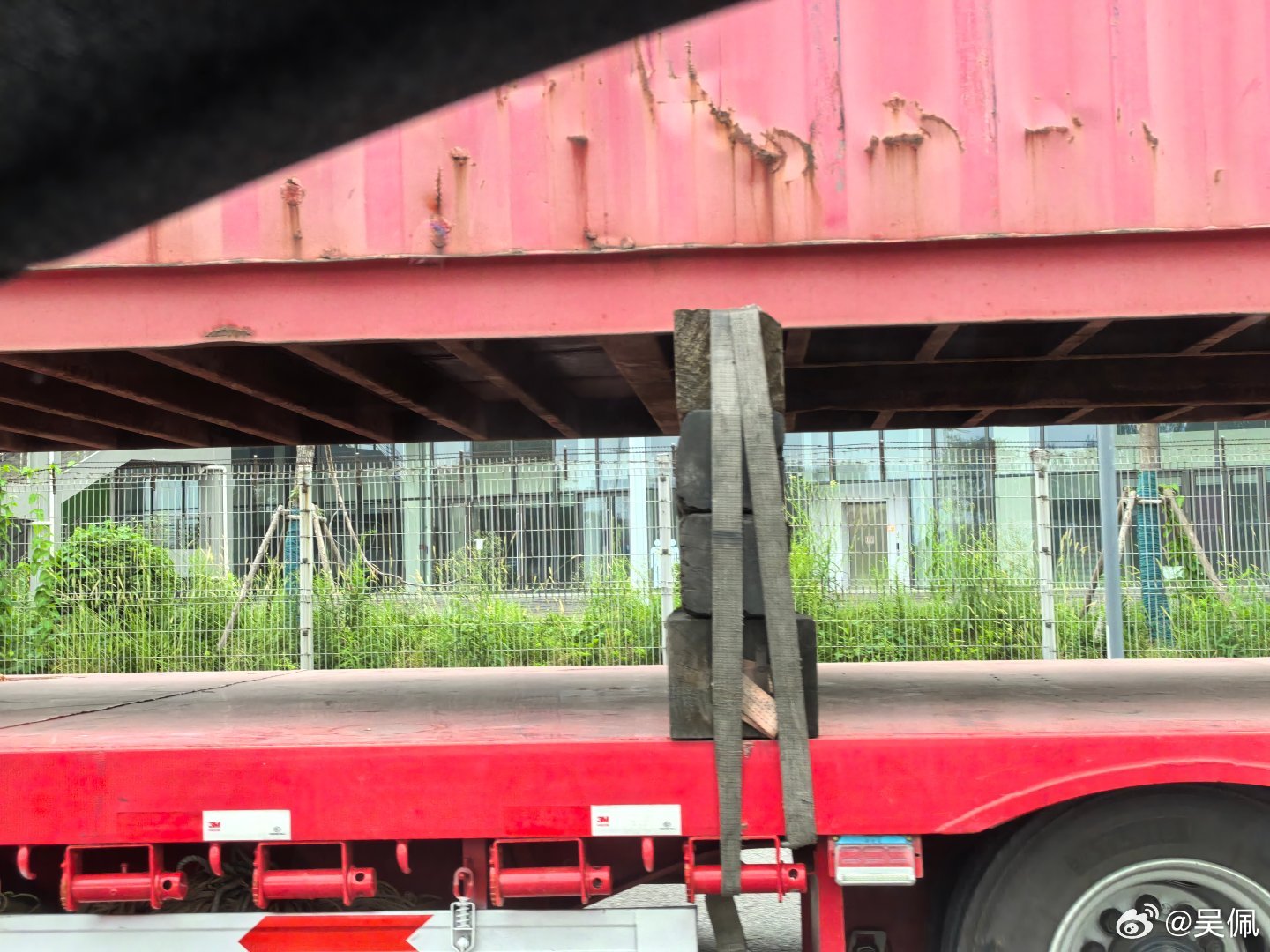 网友调侃车辆限行时段，这车只能中午走