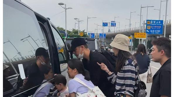 46岁任重孙骁骁首尔带娃！女儿正脸像极爸爸，定制帆布包图案显宠爱