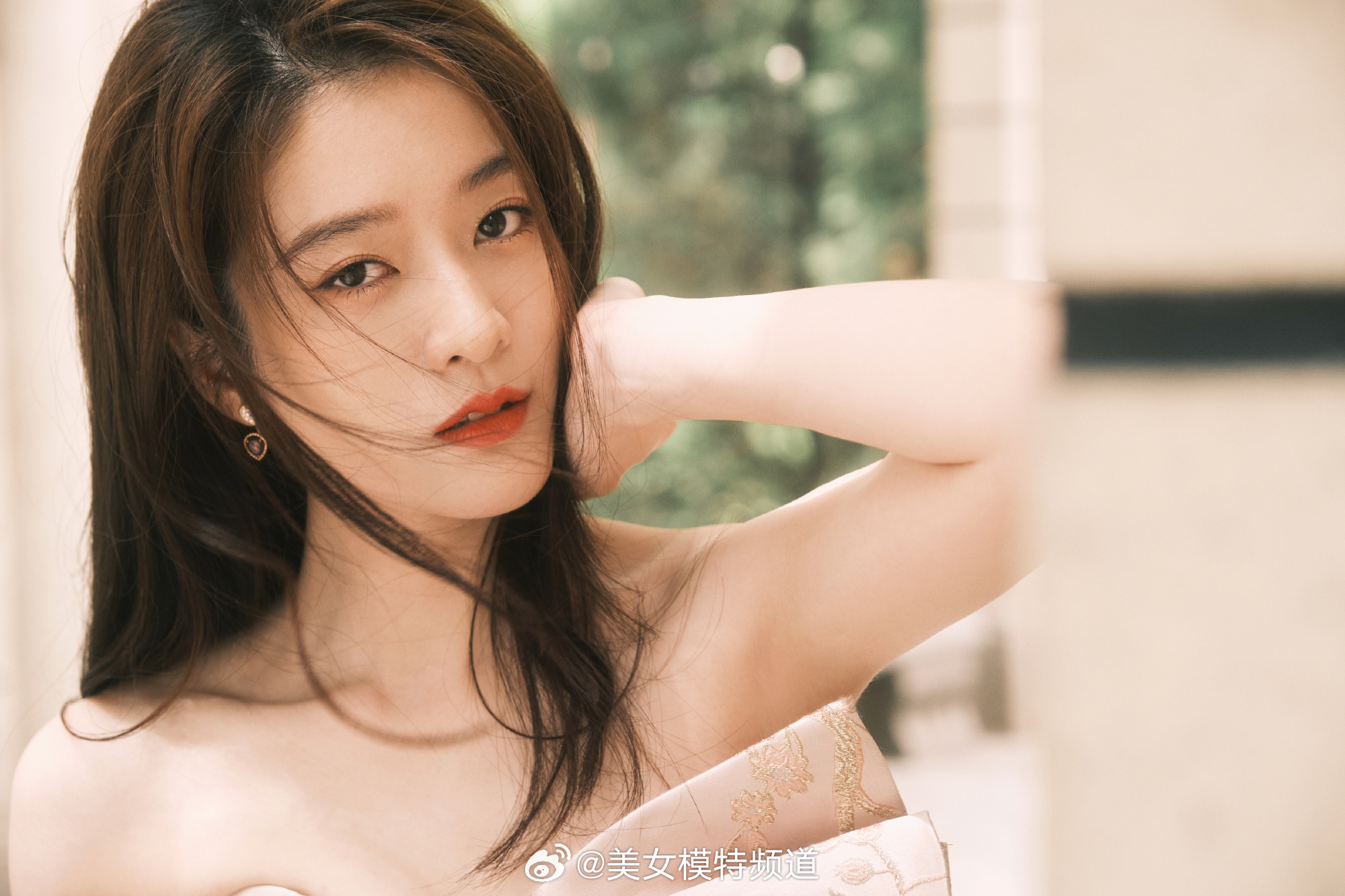 张雪迎刺绣长裙