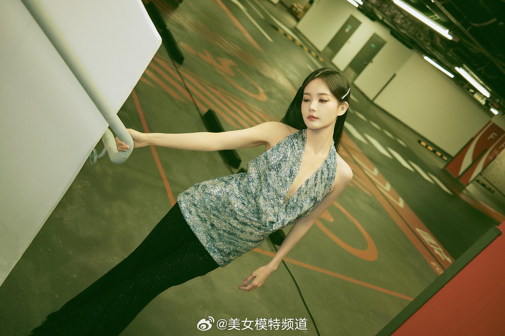 李一桐静谧车场独自狂欢