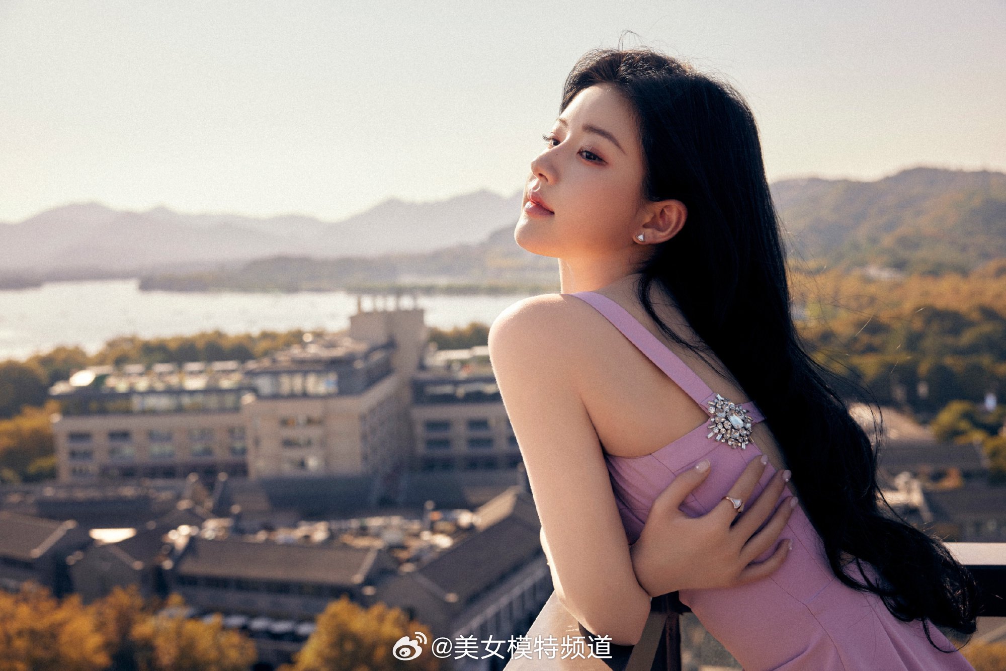 赵露思粉色吊带裙甜美浪漫