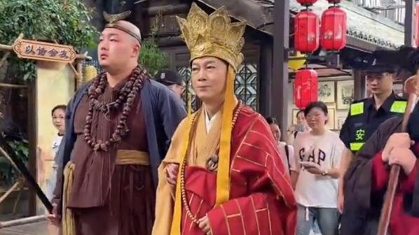 79岁罗家英再扮唐僧景区打工，多名老戏骨国庆假期现身景区表演
