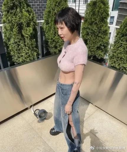 韩国女星着装再引热议,上衣短到露下乳,网友:这还不算擦边?|金泫雅|女明星|韩国