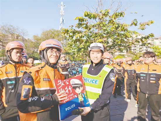 上千名外卖骑手共学交通安全知识
