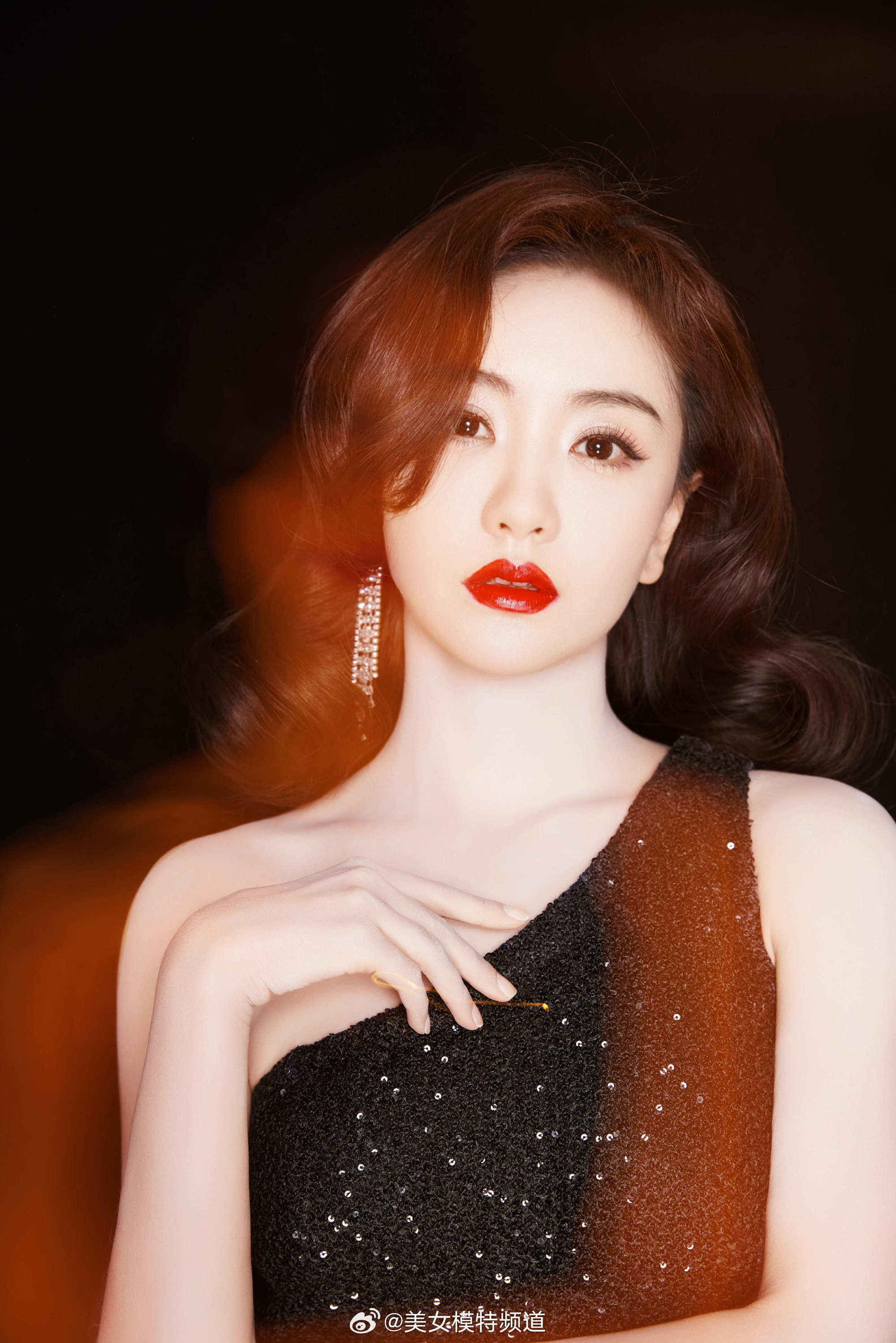 杨蓉卷发红唇热烈迷人