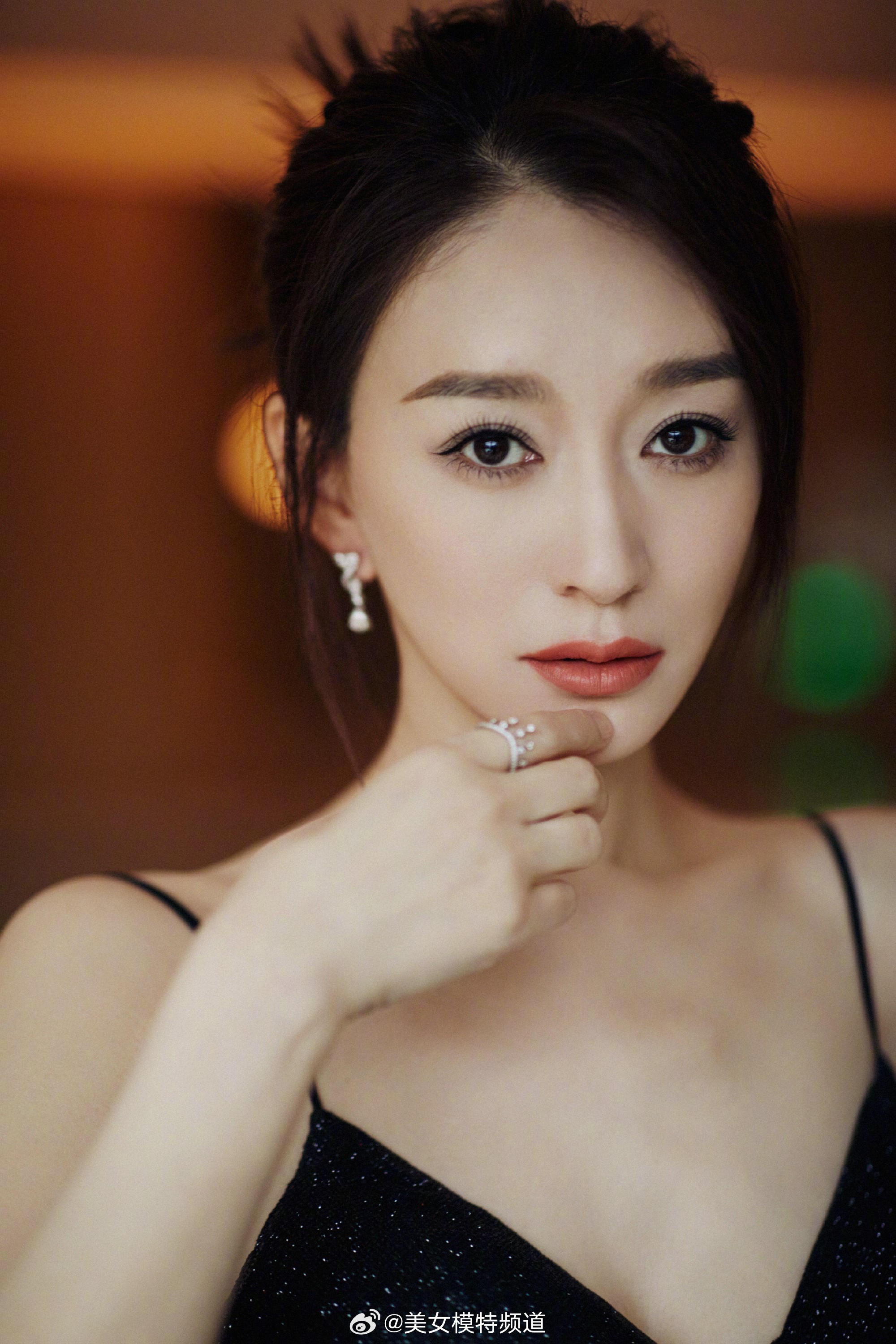 李小冉黑色吊带星光长裙曼妙优雅