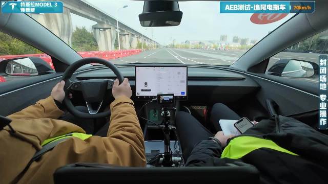 视频：【智驾大横评】AEB测试-特斯拉Model 3-追尾电瓶车