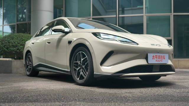 年轻人的潮酷座驾 比亚迪海豹06EV一键泊车破解停车难题