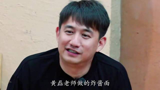 黄磊老师做炸酱面，金龟子吃一口就放下碗筷：你的炸酱面名不虚传