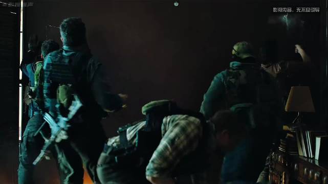 阵容强大的硬核枪战电影，特种小队黑吃黑，盗走毒枭3亿美金