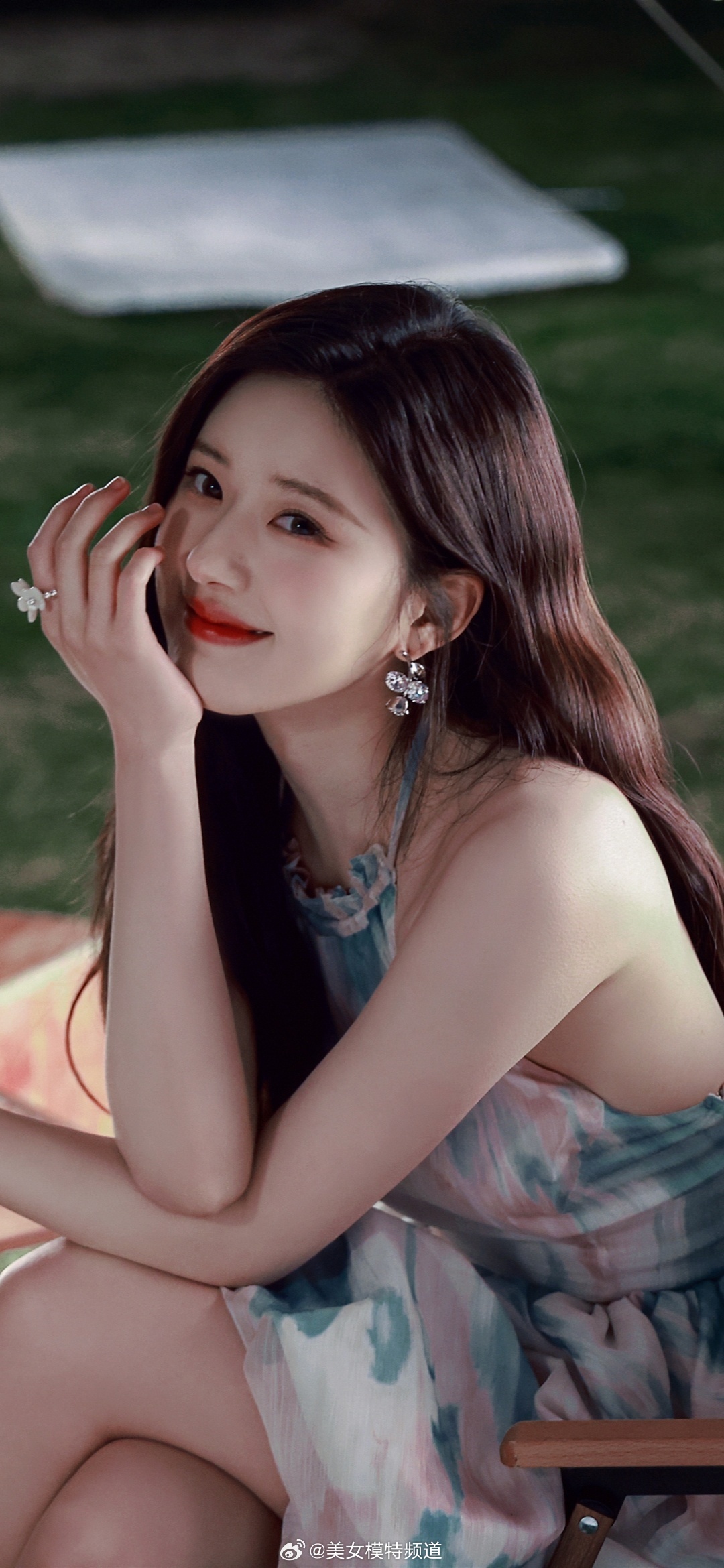 赵露思一袭绿纱裙甜美可人