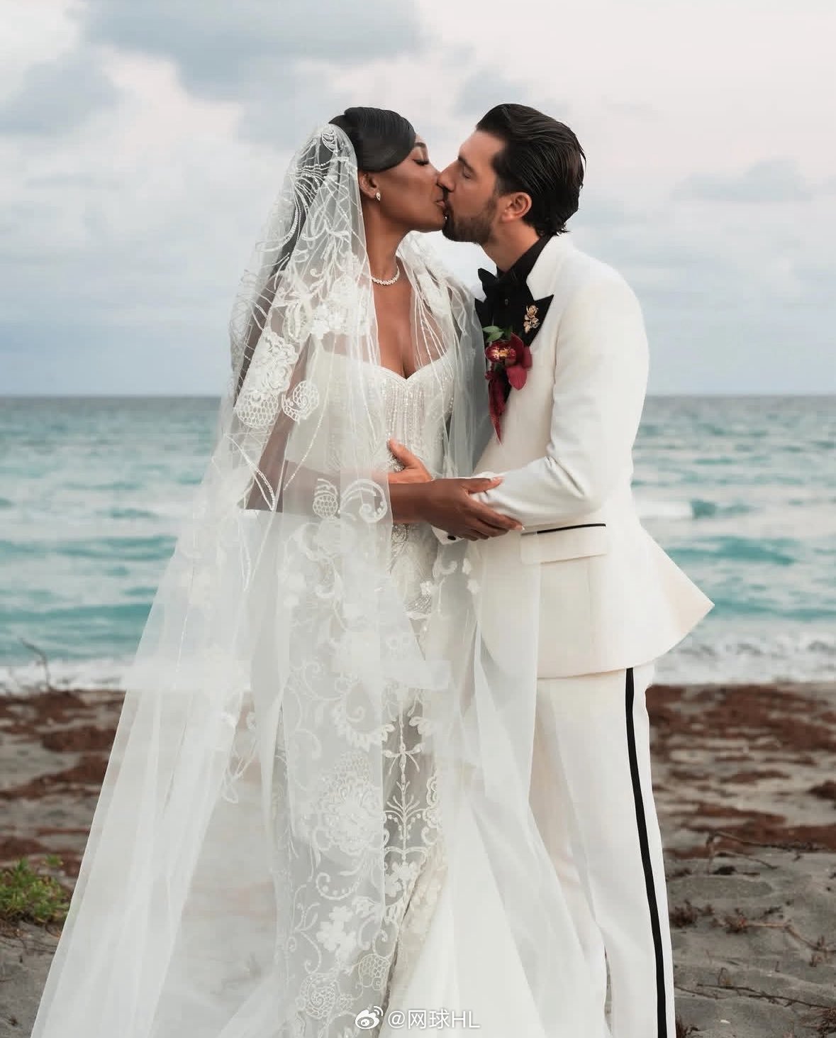 45岁大威与小8岁意大利演员安德烈亚完婚，小威现场见证