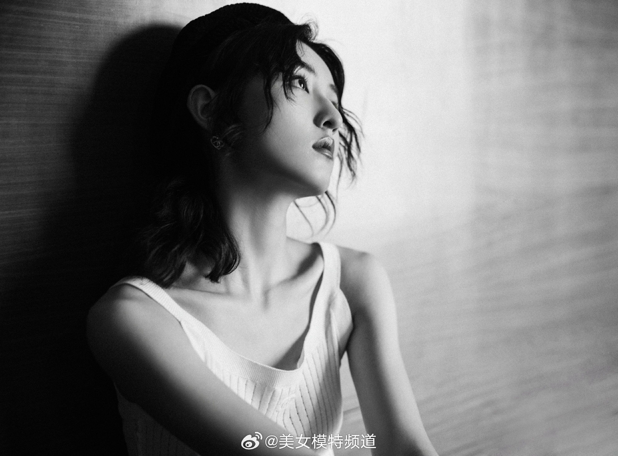 张子枫白色背心黑白质感写真