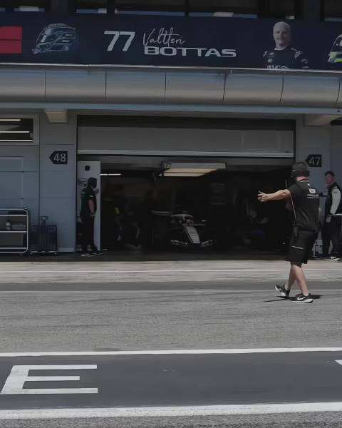 周冠宇驾驶凯迪拉克F1赛车参加倍耐力测试