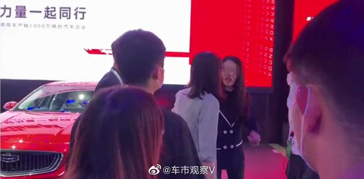 9月26日下午，某品牌车展发布会现场