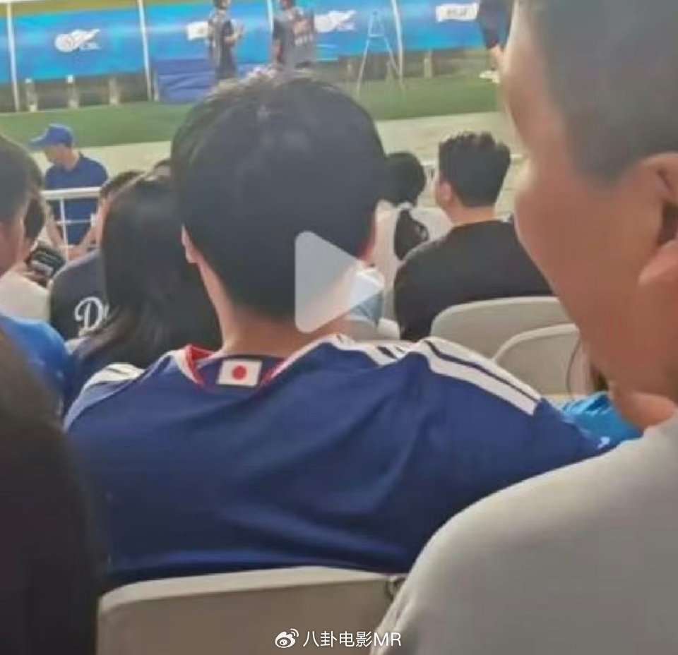 上海球迷穿日本球衣看中超！申花球迷无反应 小球迷穿国足球衣却遭围