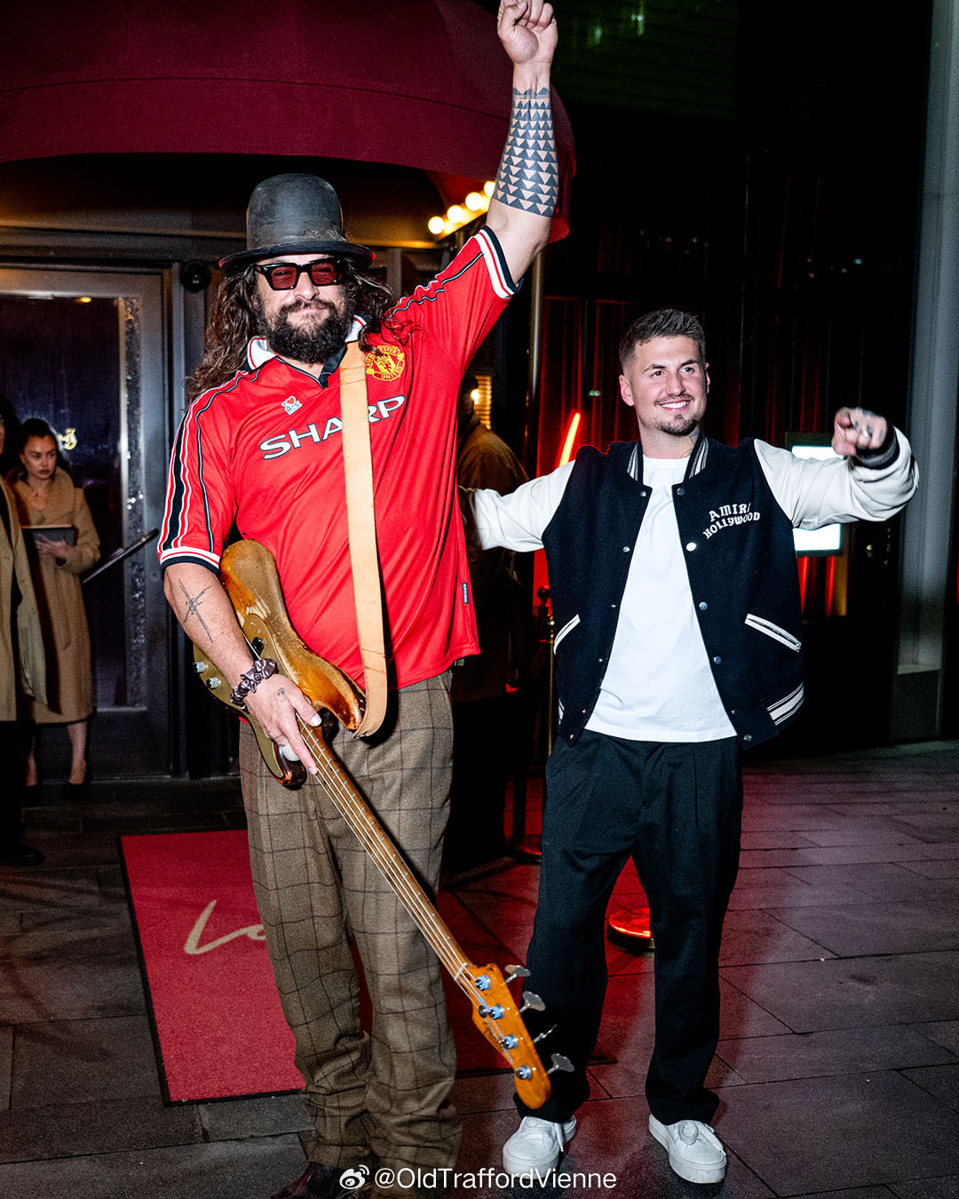 时尚单品 曼联球衣 海王杰森莫玛和乐队表演