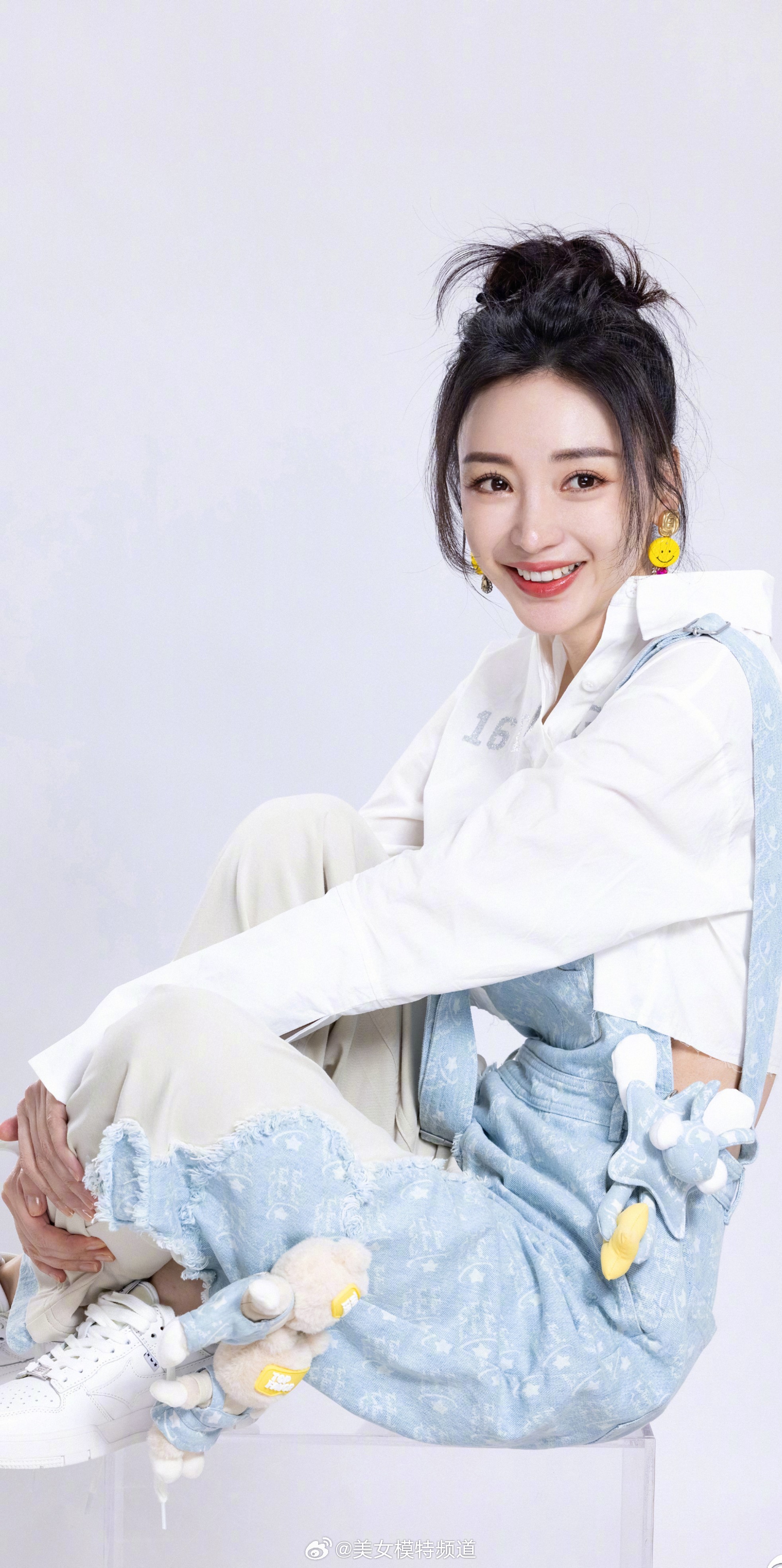 柳岩露背旗袍风穿搭又美回来了