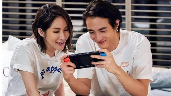 46岁萧亚轩暴瘦成“纸片人”！久未露面的萧亚轩瞬间冲上热搜