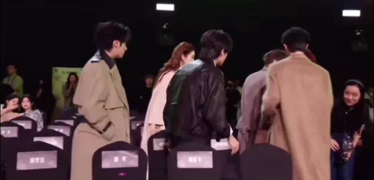 “出门在外一家人互相加油打气”具象化了