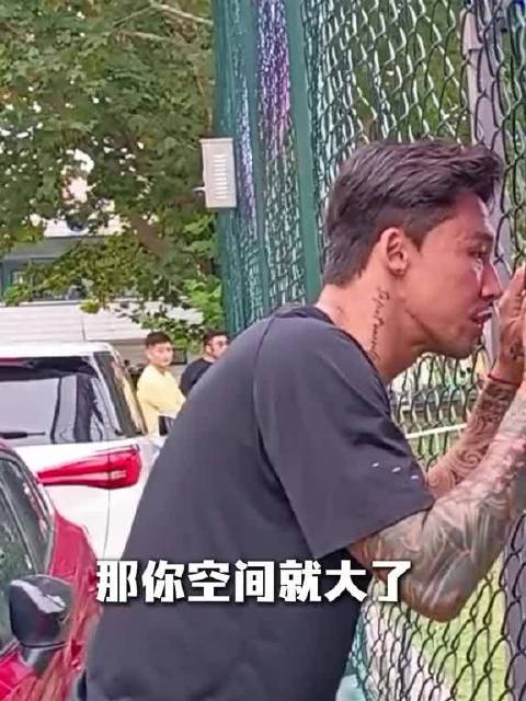 张琳芃，有话对他说 海港球员张琳芃的儿子都踢比赛了！“张莫斯”的儿子张冠仑身披55号球衣，代表黄浦出战，参加上海市第18