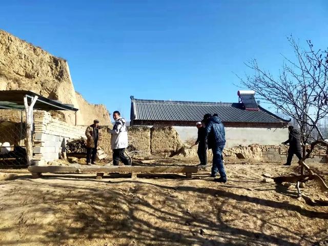 王堡村,出动人力50余人(次),清理残膜和生产生活垃圾3吨,清理路面和边