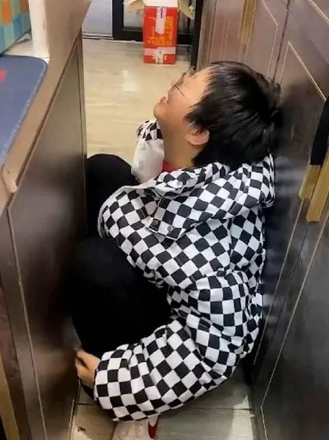 女孩花138元找首席剪发后,崩溃大哭…过年前你理发了吗?休闲区蓝鸢梦想 - Www.slyday.coM 女孩花138元找首席剪发后,崩溃大哭…过年前你理发了吗?休闲区蓝鸢梦想 - Www.slyday.coM