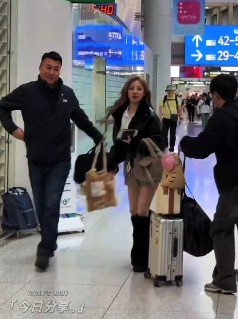 宋雨琦机场皮衣短裙疾行尽显酷飒