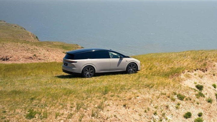 这谁能想到！不仅燃油车企，连酒店行业，都恨上新能源汽车了