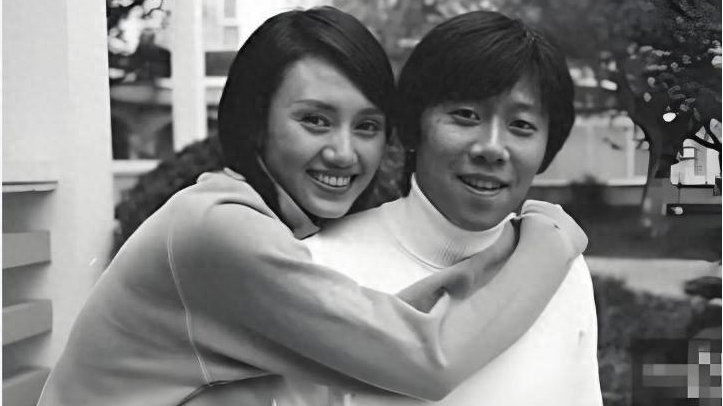 袁泉48岁生日快乐，老公夏雨写诗祝贺，幸福感十足！