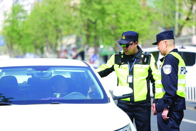 戴上AI眼镜“秒识”违规车 南京交通执法迎来“智慧之眼”