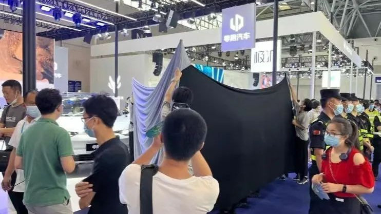 操作不当还是刹车失灵？成都车展保时捷展台女子坐轮椅维权！