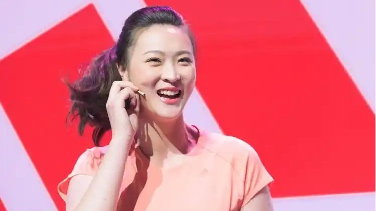 曾含泪退役，惠若琪一家七口全家福，妹妹最美，小夫妻白白静静