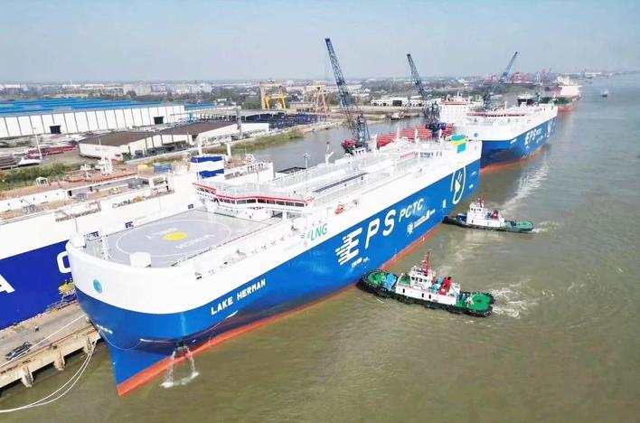 新一代环保型汽车滚装船在扬启航