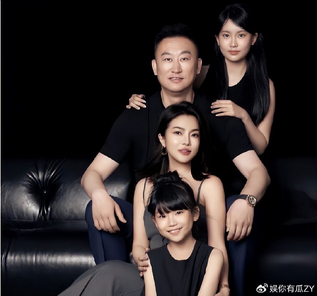 刘维伟前妻离婚后颜值回升，宛如少女，和女儿活成姐妹淘