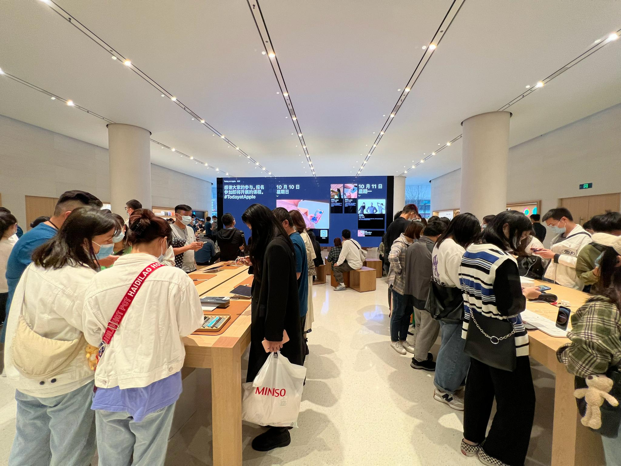 湖南省首家applestore直营店位于长沙国金中心商场一层