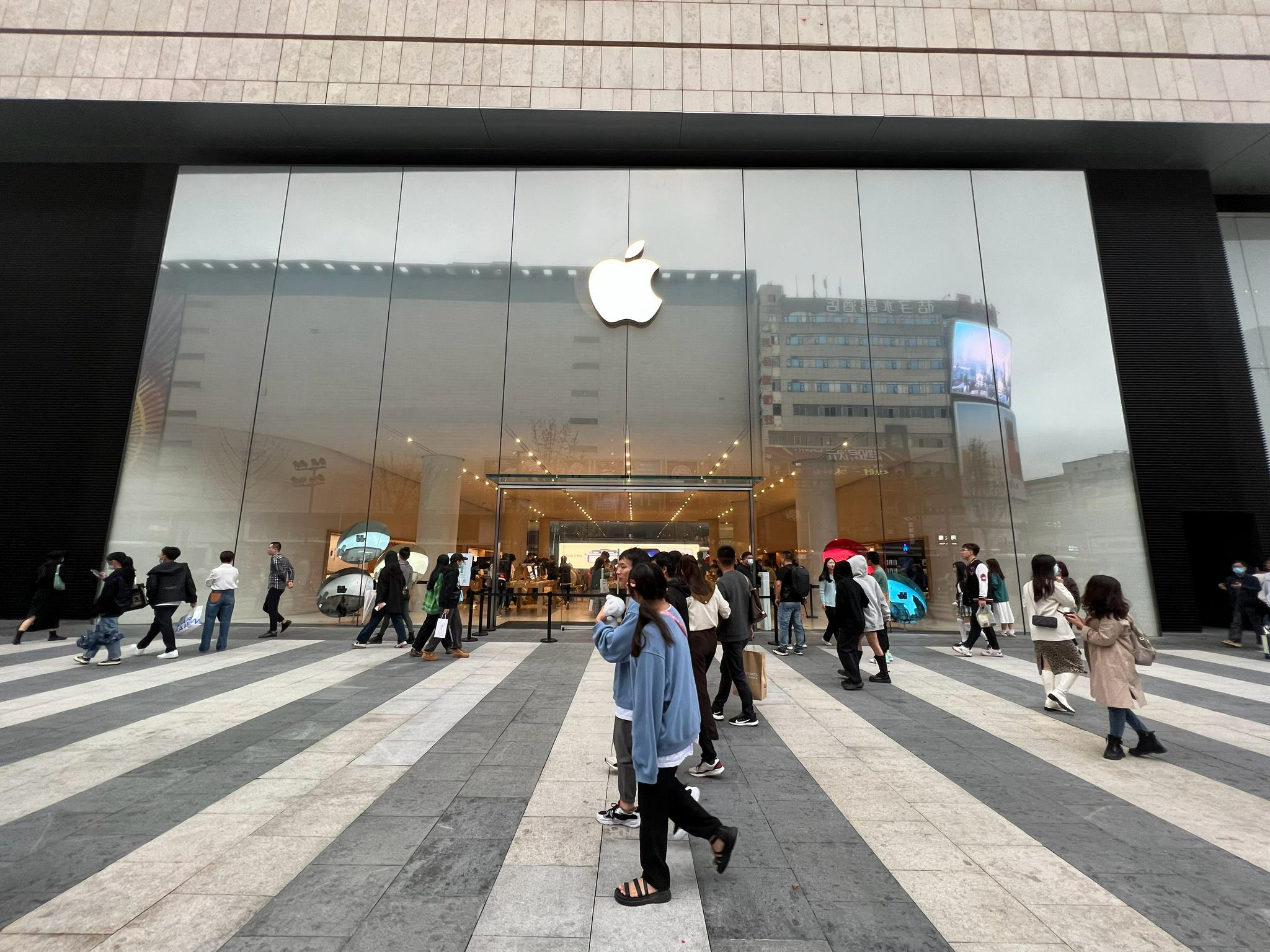 湖南省首家applestore直营店位于长沙国金中心商场一层