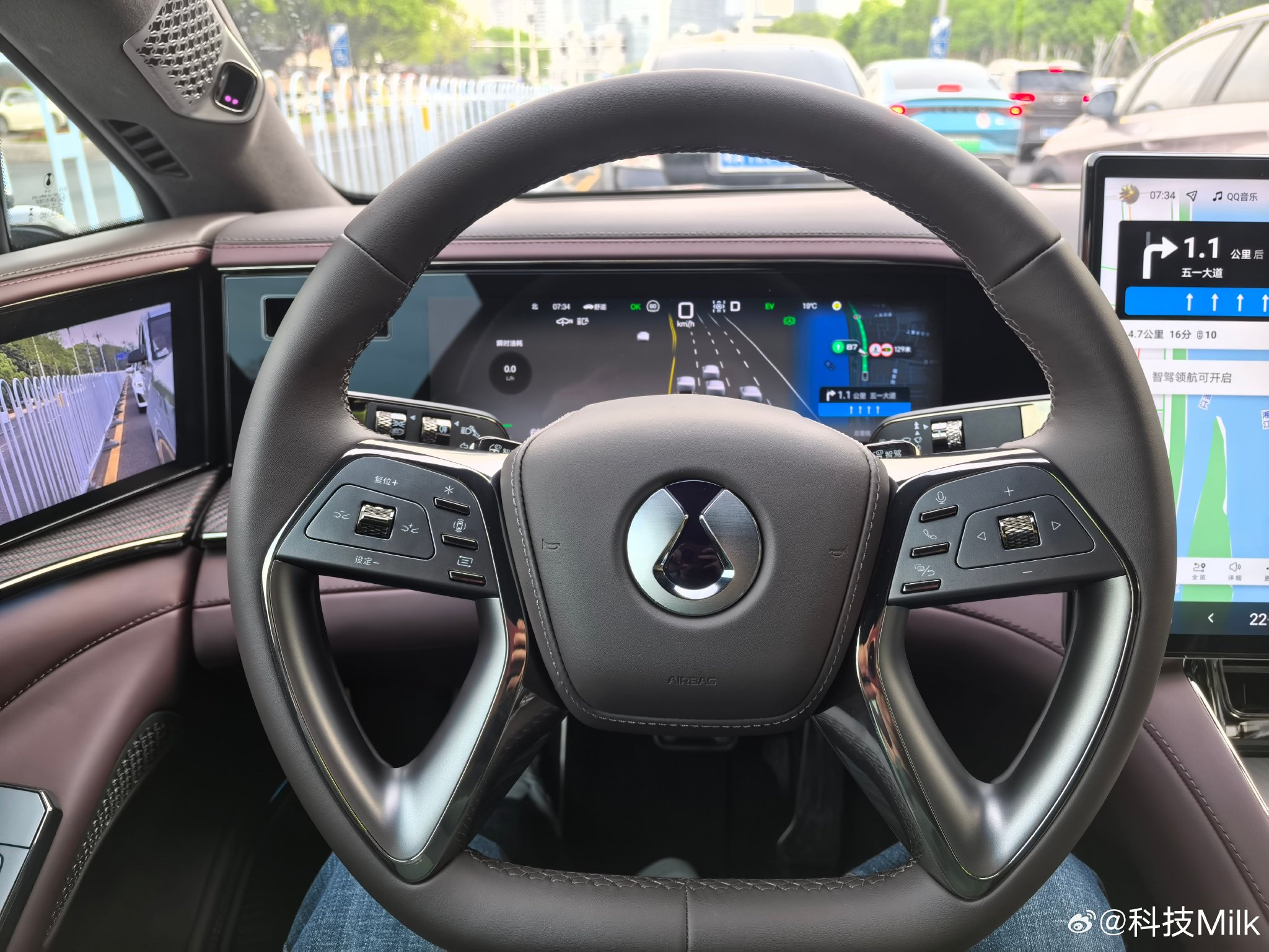 今天是开腾势Z9GT的一天，电子后视镜开了几十公里后逐渐开始习惯了…