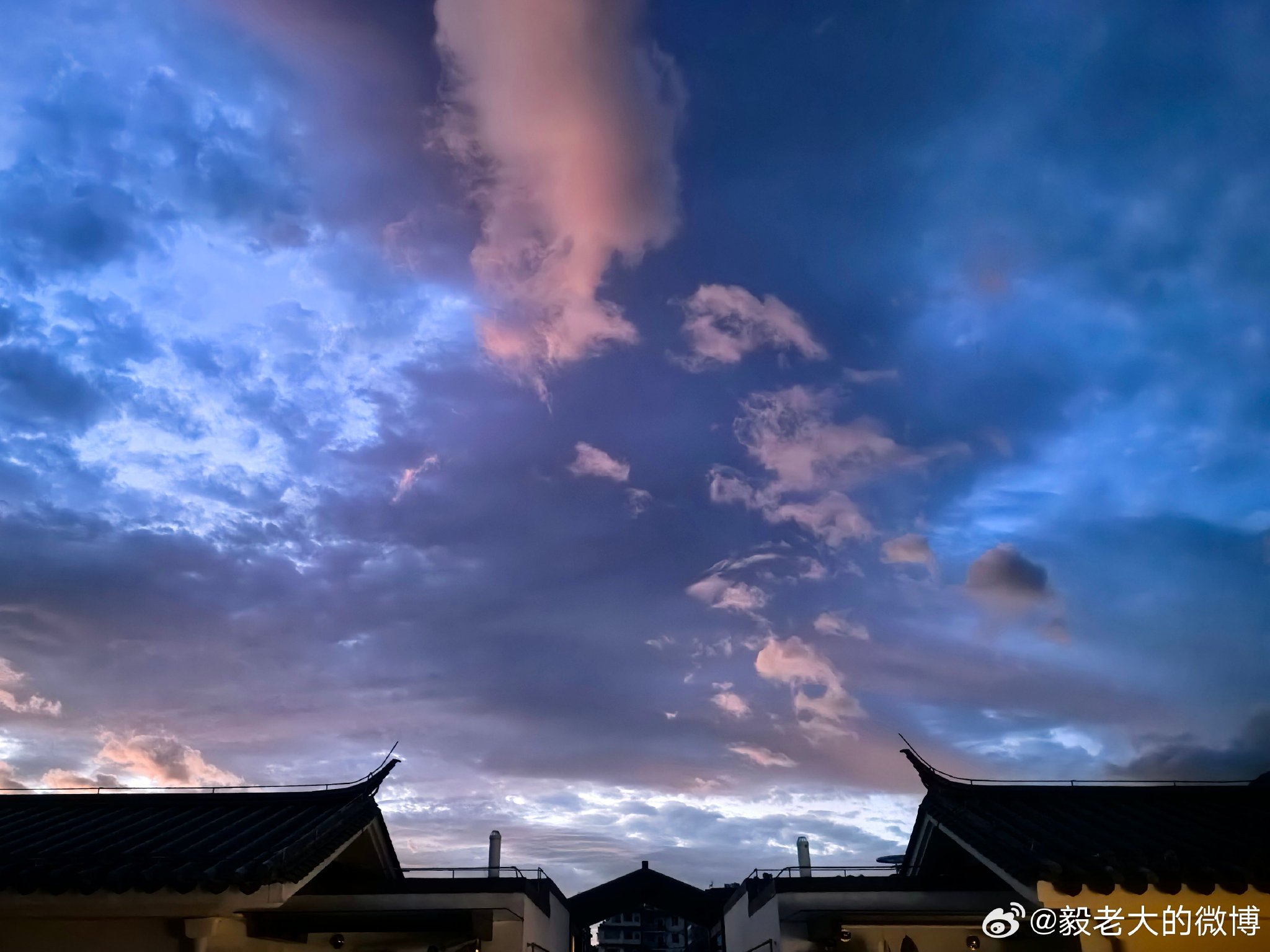 大理朝霞魔幻如画，记者赴京参加奇瑞风云T11发布会