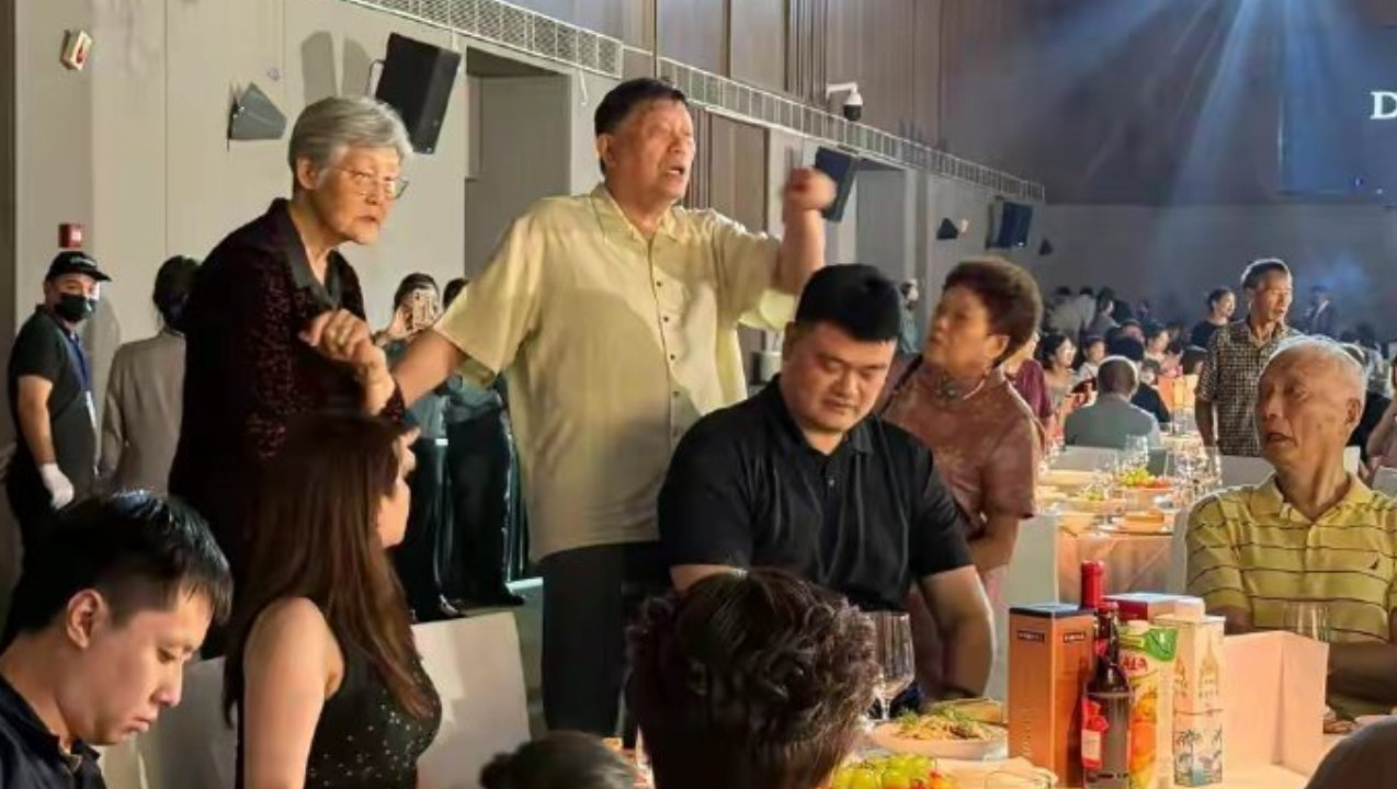 46岁姚明携父母出席家族婚礼，与亲人开心饮酒，毫无巨星架子